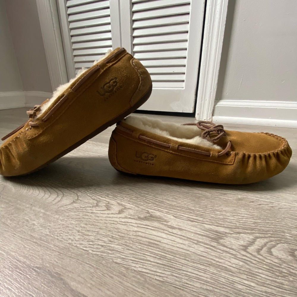 Ugg Dakota chestnut girls size 4 slipper